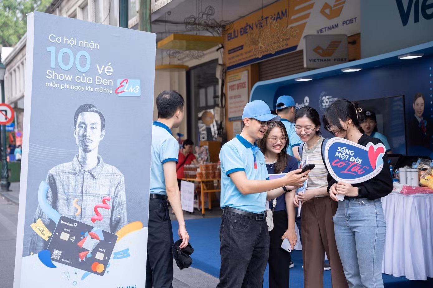 Rất nhiều khách hàng được hỗ trợ mở thẻ và nhận các phần quà hấp dẫn. Rất nhiều khách hàng được hỗ trợ mở thẻ và nhận các phần quà hấp dẫn.