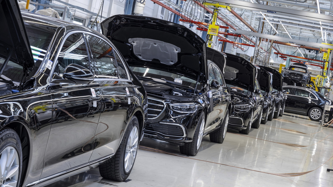 Việc sản xuất sẽ bị tạm dừng cho đến cuối tuần.