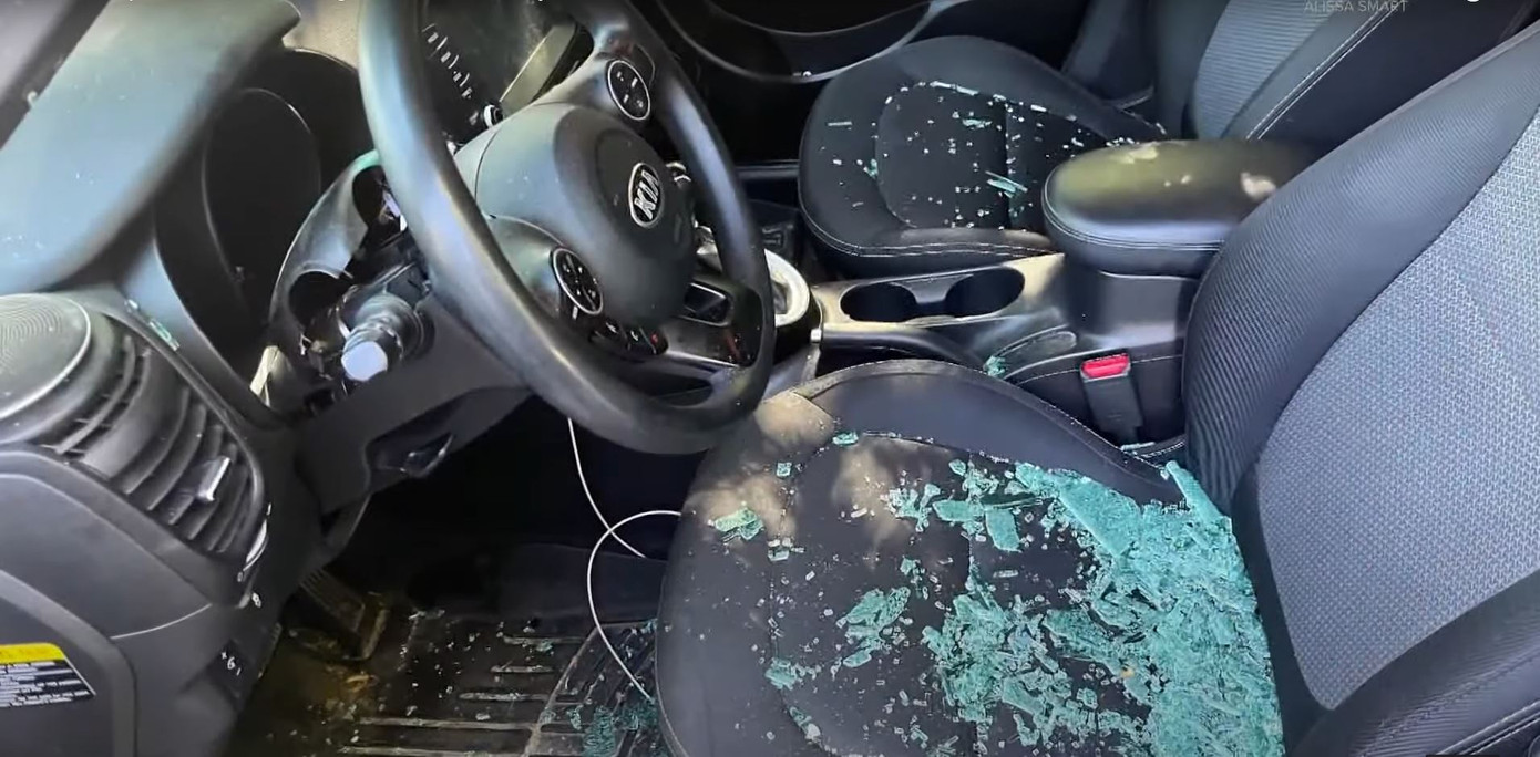 Một chiếc xe Kia bị phá hoại sau trào lưu trộm.