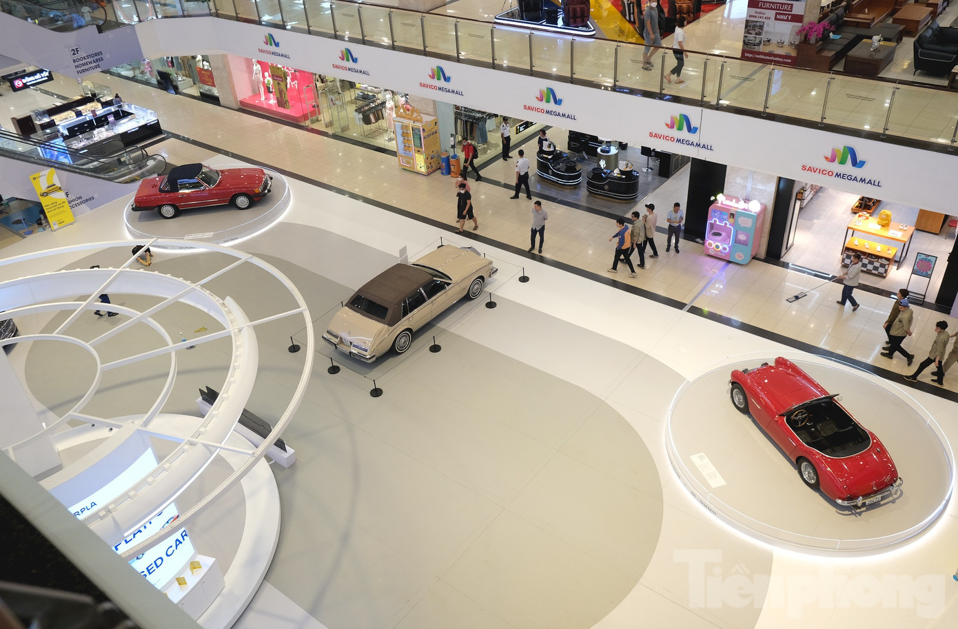 Từ ngày 22/4 đến ngày 22/6, một tổ chức chuyên buôn bán xe qua sử dụng đã trưng bày ba mẫu xe hạng sang lâu đời tại trung tâm thương mại Savico, quận Long Biên, Hà Nội. Do có ngoại hình bắt mắt và độc đáo, chúng đã thu hút nhiều ánh nhìn của khách tham quan.