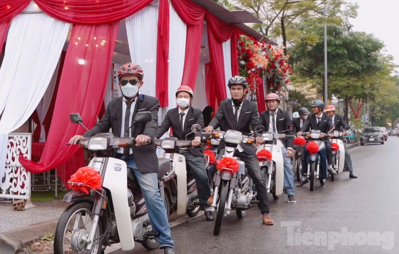 Anh Huy sử dụng dàn xe Dream, Wave Thái để rước cô dâu. Anh Huy sử dụng dàn xe Dream, Wave Thái để rước cô dâu.