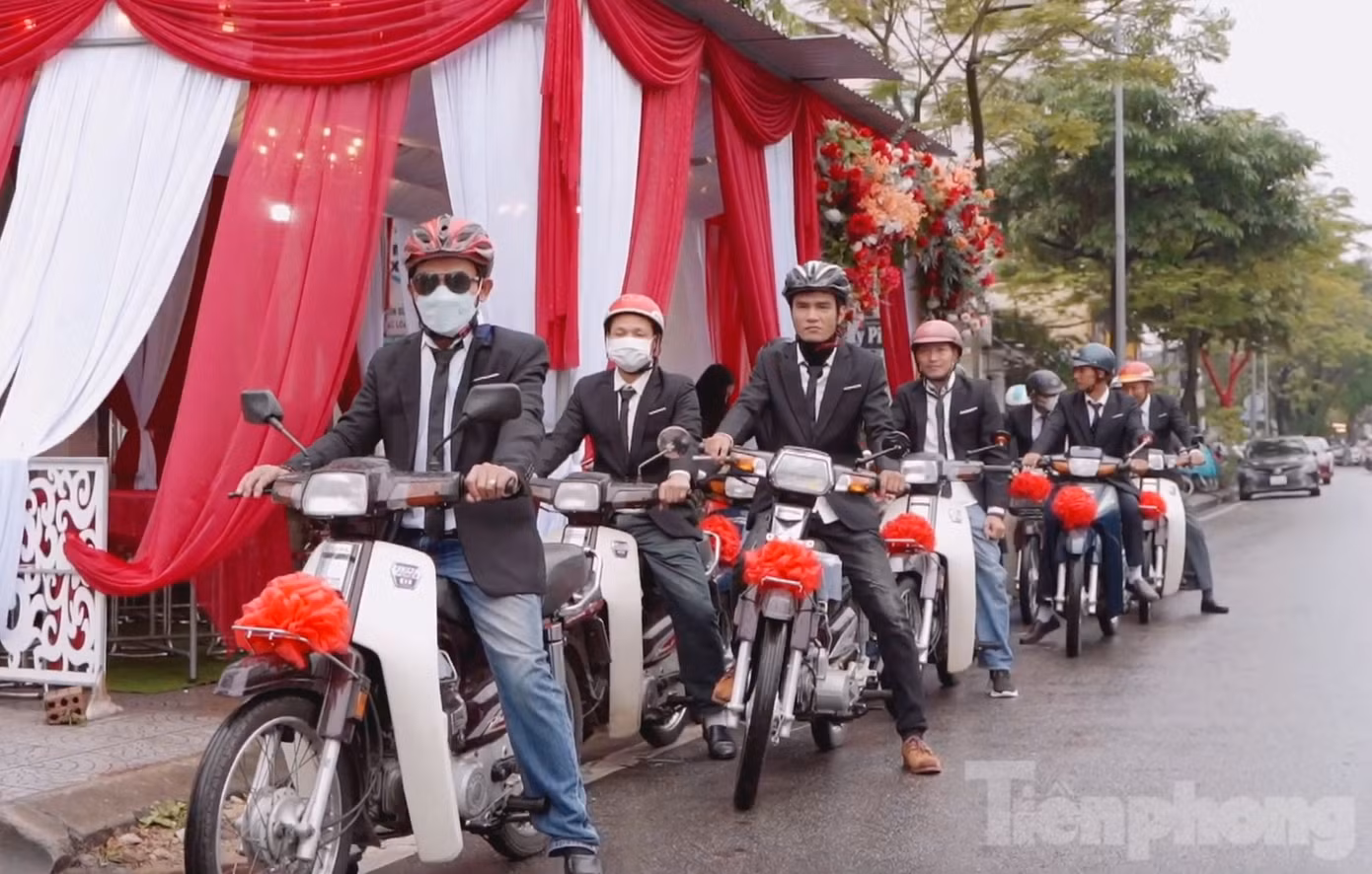 Anh Huy sử dụng dàn xe Dream, Wave Thái để rước cô dâu.