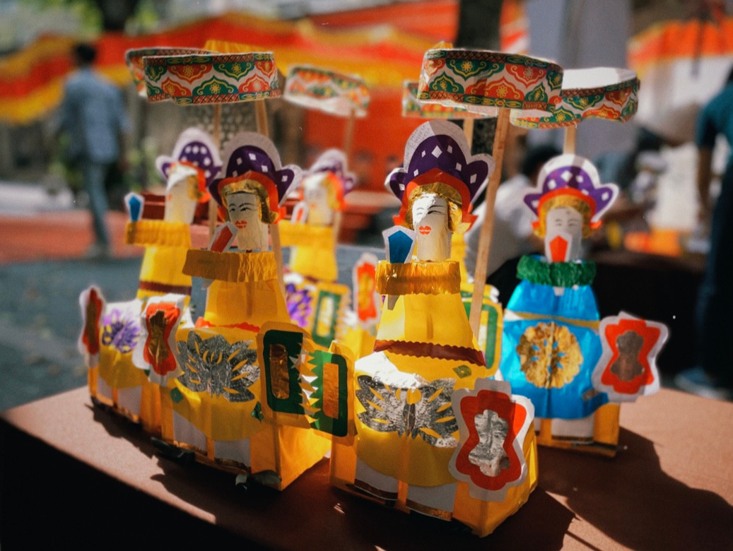 Từ xưa, ông Tiến sĩ giấy chính là đồ chơi Tết Trung Thu ý nghĩa nhất đối với các bạn nhỏ, đặc biệt là những bạn đã đến tuổi đi học, nó là món quà trân quý nhất mà người lớn trong nhà gửi gắm cho con cháu mình với mong muốn các em học hành chăm chỉ, đỗ đạt thành tài. Đây cũng là biểu tượng cho truyền thống hiếu học của dân tộc ta ẩn chứa trong món đồ chơi Trung Thu nhỏ xinh cho các bạn nhỏ.