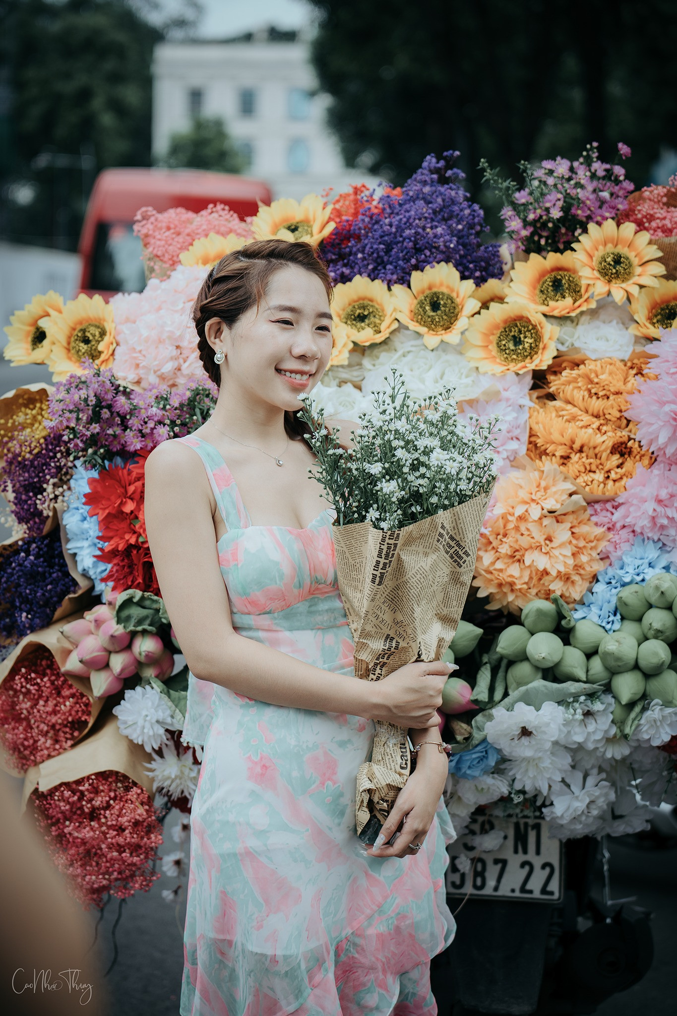 Giới trẻ thích thú check-in cùng xe hoa (Ảnh: Cao Như Thụy).