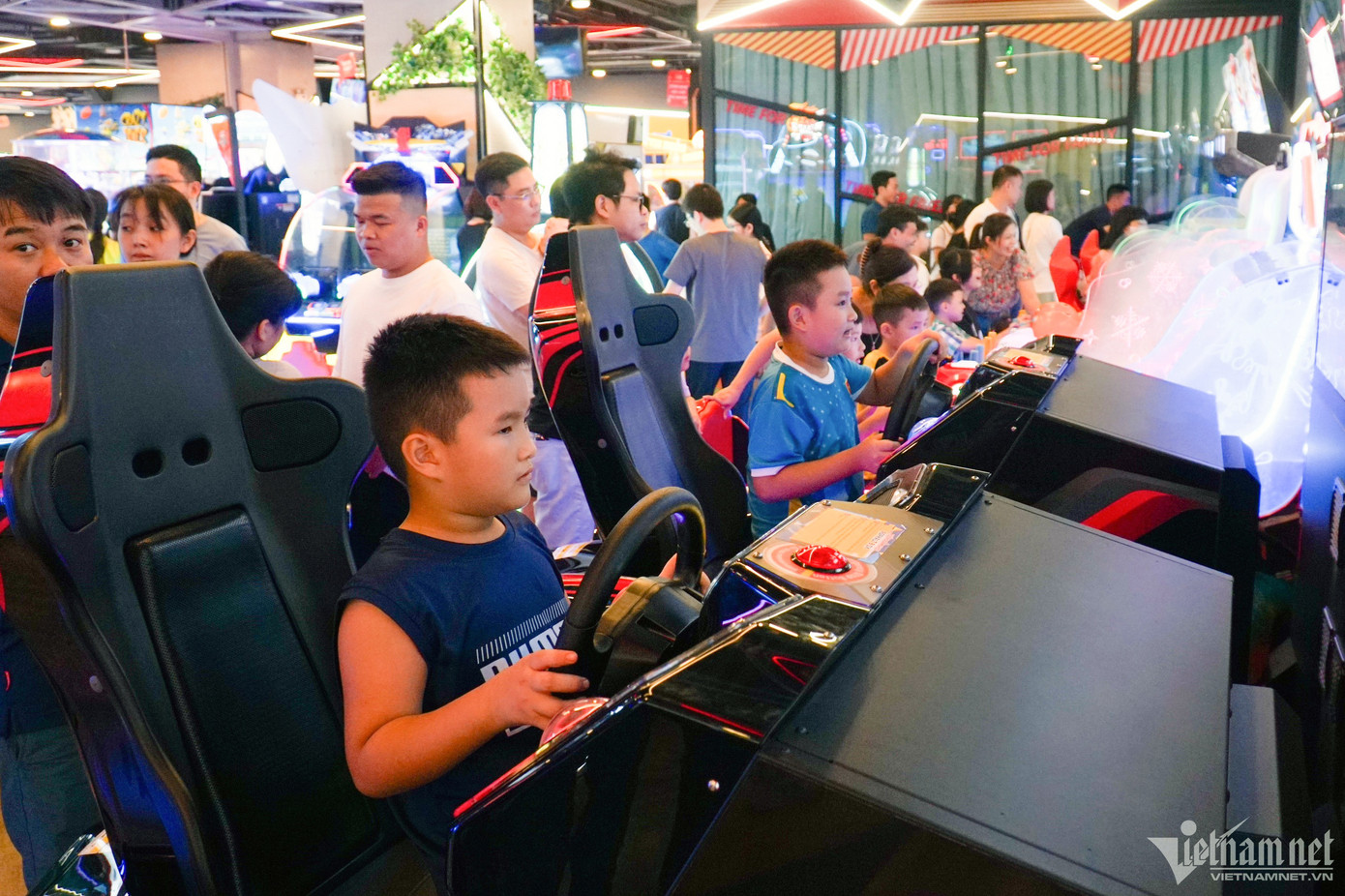 Cảnh đông đúc cũng xuất hiện ở các khu vui chơi dành cho trẻ em.