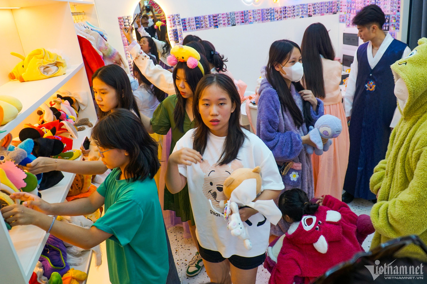 Khu vực chụp ảnh lấy ngay được nhiều bạn trẻ quan tâm. Giá một pose hình là 60.000 đồng bao gồm cả dịch vụ thuê trang phục.