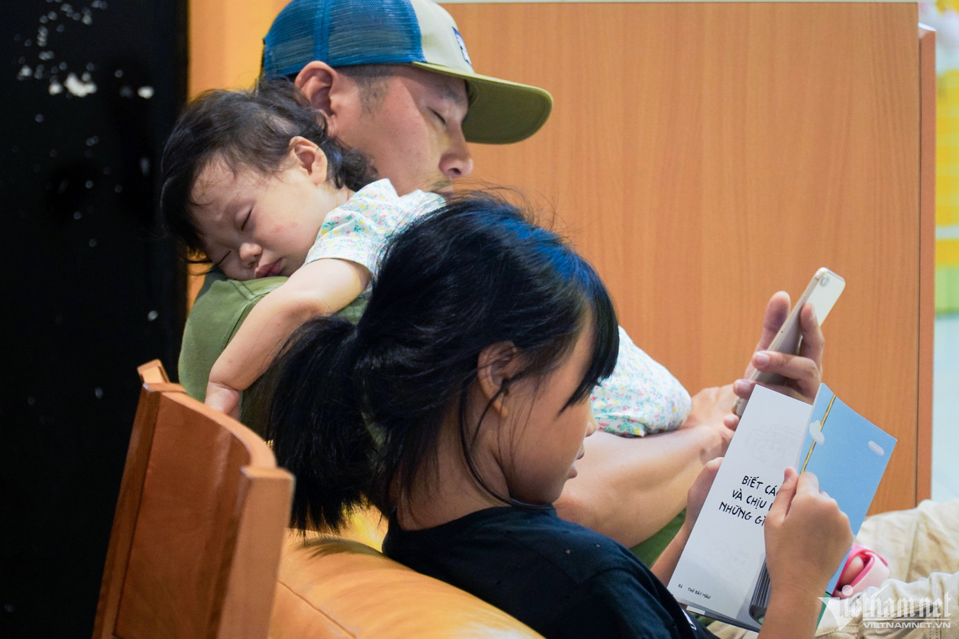 Chơi xuyên sáng qua trưa, nhiều trẻ nhỏ lẫn người lớn đều tỏ ra mệt mỏi và ngủ gục.