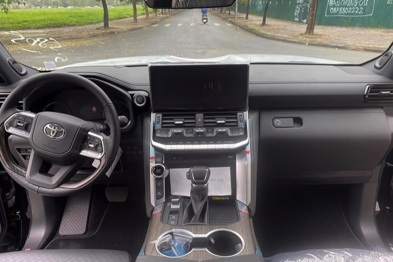 Khu vực nội thất của phiên bản Land Cruiser LC 300 bản nâng cấp. Khu vực nội thất của phiên bản Land Cruiser LC 300 bản nâng cấp.