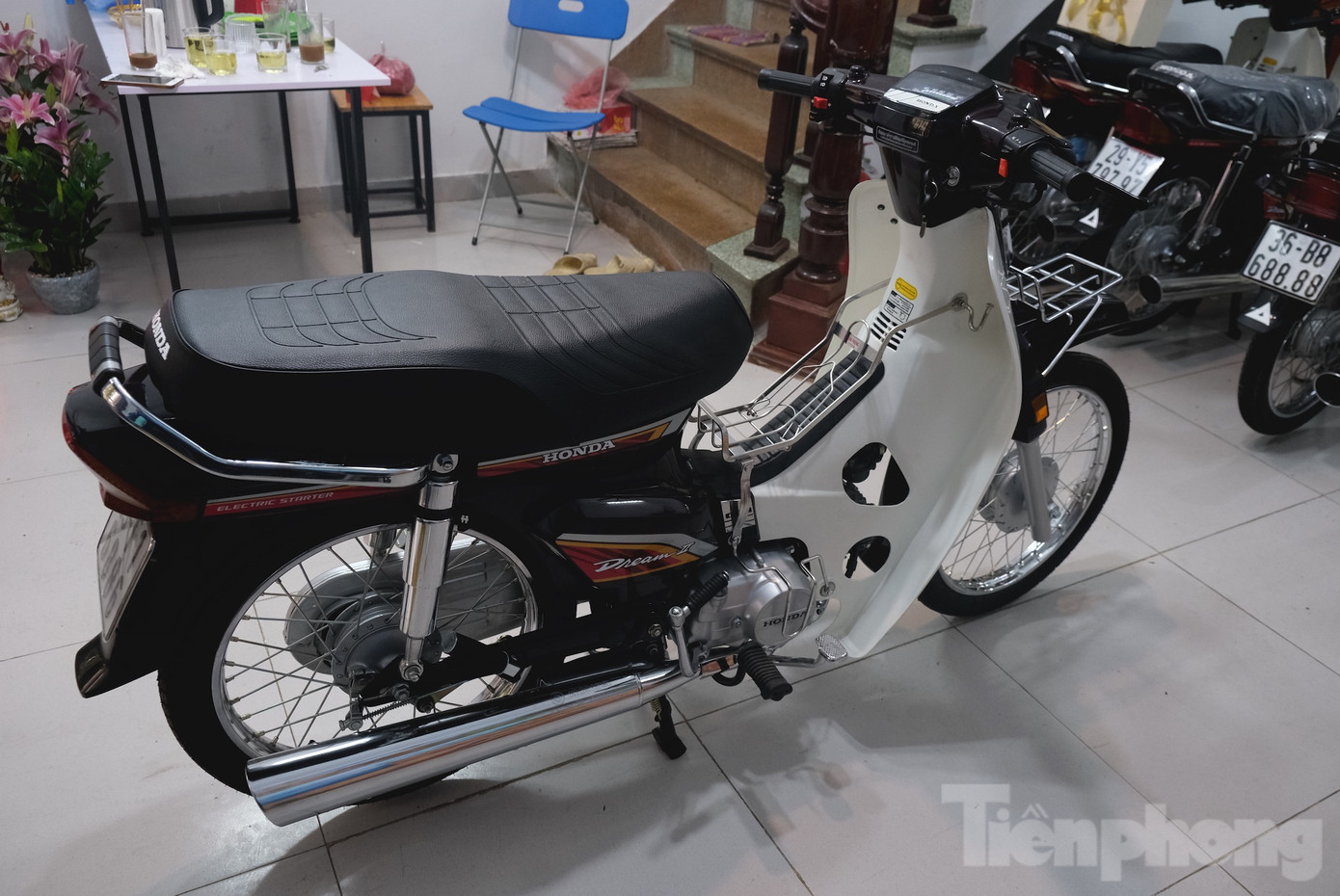 Mẫu Honda Dream II, đăng ký mua vào năm 1996 mang biển số &quot;6886&quot; cũng được nhiều dân chơi chú ý. Sau khi mua xe về, chủ sở hữu đã mất rất nhiều công sức để tân trang lại xe bằng những linh kiện chính hãng. Điều này giúp nó có tình trạng tốt, mới nhưng vẫn giữ lại những nét nguyên bản của xe.