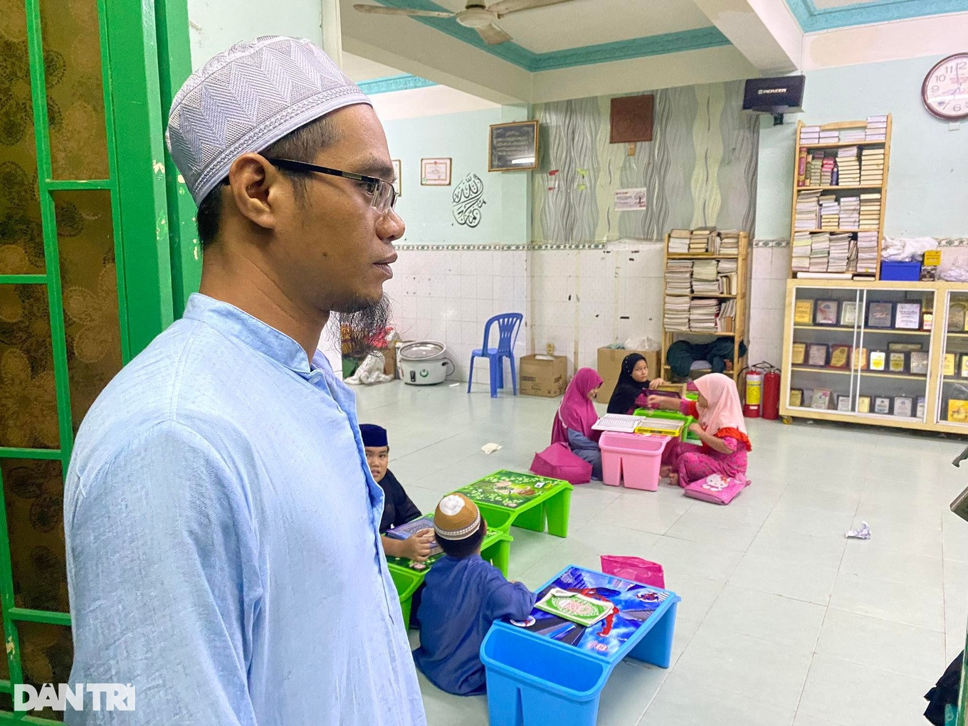 Anh Ali chuẩn bị tiết học lúc 18h30 tại thánh đường Awar (Ảnh: Diệp Bình).