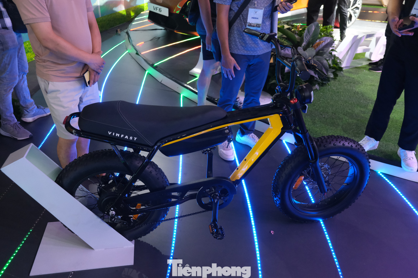 Ở mẫu xe đạp điện này, người tiêu dùng có thể thiết lập tốc độ bằng ngón tay cái thay vì vặn tay ga. Xe có hai chế độ lái, được điều chỉnh trên một màn hình nhỏ bên trái.