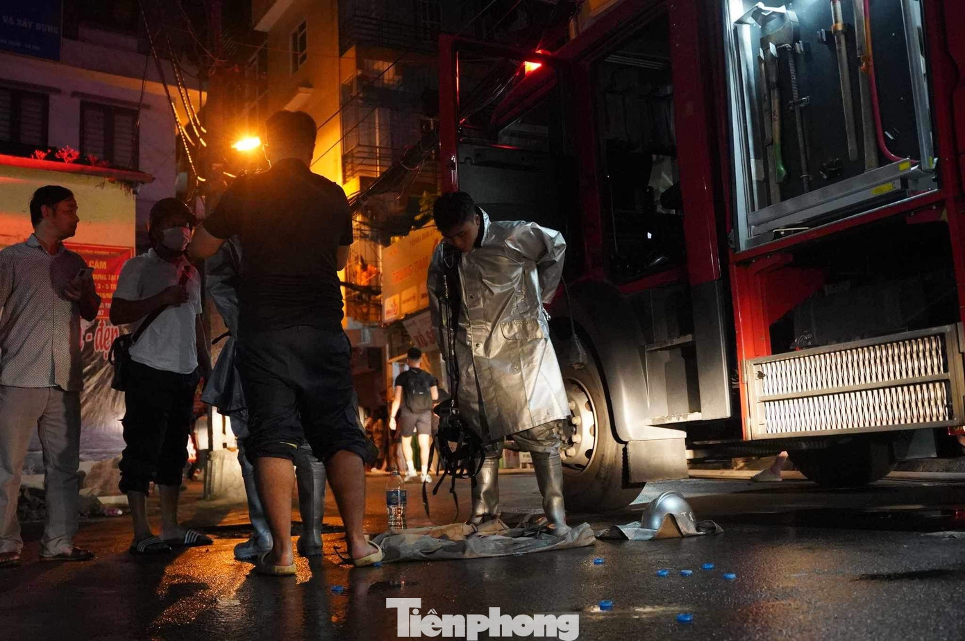 Phóng viên tại hiện trường cho biết, nhiều người hốt hoảng nhảy sang mái nhà bên cạnh. Sau khi nhận tin báo, cảnh sát PCCC nhanh chóng có mặt, tuy nhiên do ngõ nhỏ nên việc cứu hỏa gặp nhiều khó khăn.