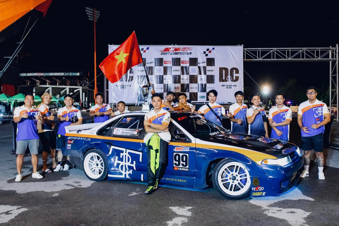 Tống Đông Khuê cùng đội đua Vietnam Drift Club tại giải đấu Drift Competition.
