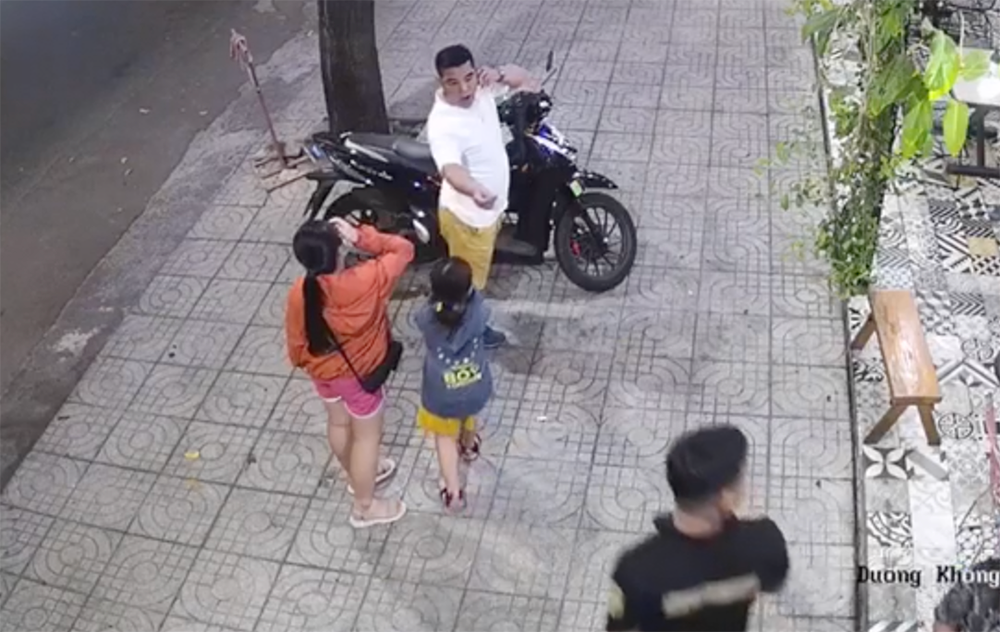 Bé gái cùng người đàn ông và 1 bé gái khác đi cùng, khi rời khỏi quán. Ảnh: Cắt từ clip. Bé gái cùng người đàn ông và 1 bé gái khác đi cùng, khi rời khỏi quán. Ảnh: Cắt từ clip.