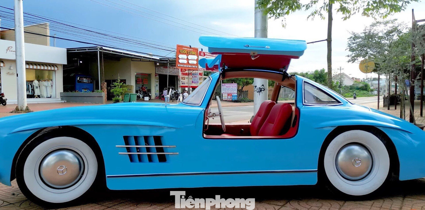 Chiếc Mercedes-Benz SL-300 có phần cánh cửa đặc biệt. Ảnh: Bazan TV. Chiếc Mercedes-Benz SL-300 có phần cánh cửa đặc biệt. Ảnh: Bazan TV.