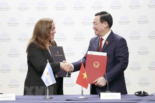 Chủ tịch Quốc hội Vương Đình Huệ và Chủ tịch Hạ viện Cộng hòa Argentina Cecilia Moreau ký thỏa thuận giữa Quốc hội Việt Nam và Hạ viện Argentina. (Ảnh: Doãn Tấn/TTXVN).
