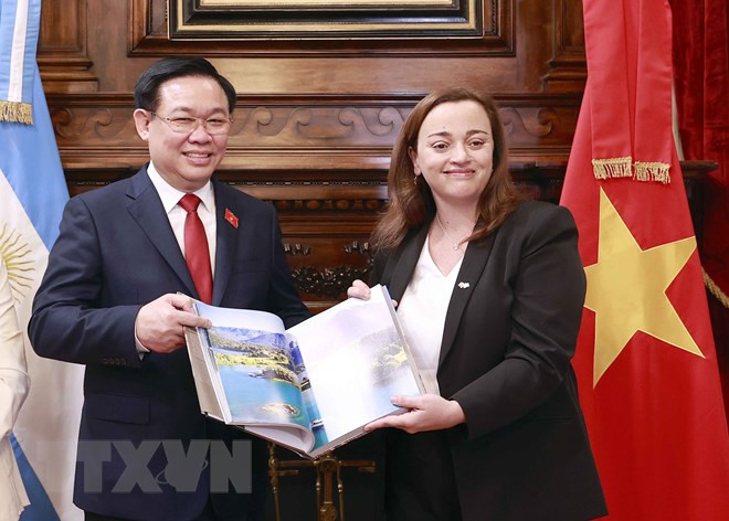 Chủ tịch Quốc hội Vương Đình Huệ và Chủ tịch Hạ viện Cộng hòa Argentina Cecilia Moreau trao đổi tặng phẩm. (Ảnh: Doãn Tấn/TTXVN).