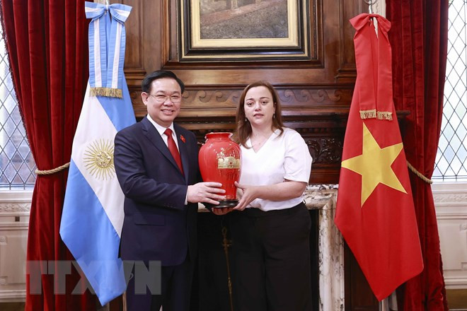 Chủ tịch Quốc hội Vương Đình Huệ và Chủ tịch Hạ viện Cộng hòa Argentina Cecilia Moreau trao đổi tặng phẩm. (Ảnh: Doãn Tấn/TTXVN).