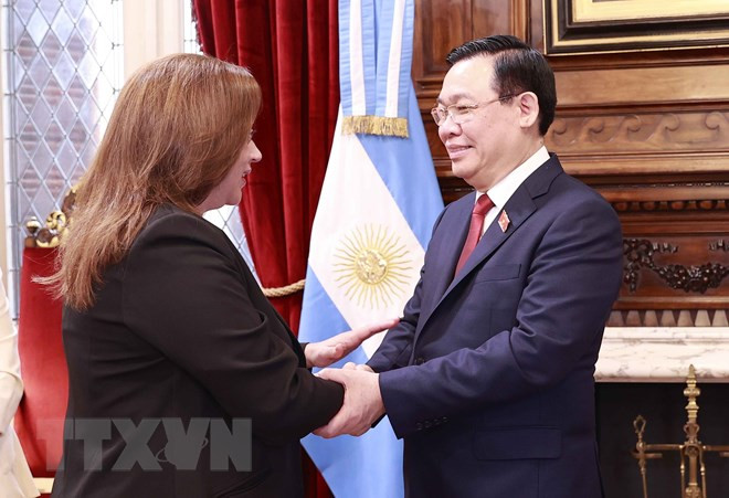 Chủ tịch Quốc hội Vương Đình Huệ và Chủ tịch Hạ viện Cộng hòa Argentina Cecilia Moreau. (Ảnh: Doãn Tấn/TTXVN).