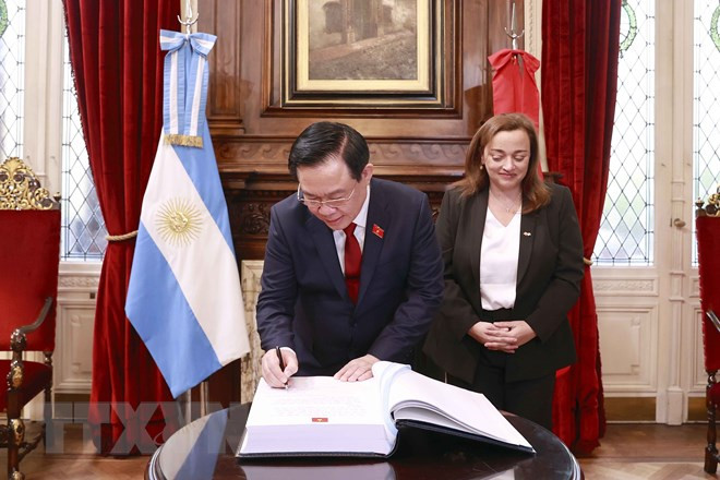 Chủ tịch Quốc hội Vương Đình Huệ ký sổ lưu niệm tại Trụ sở Quốc hội Argentina. (Ảnh: Doãn Tấn/TTXVN).