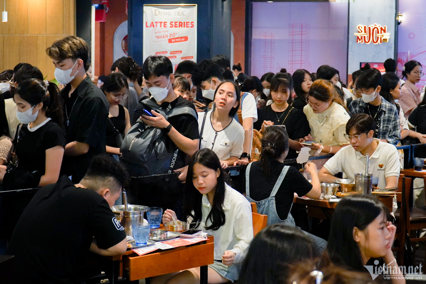 12h30 tại một hàng lẩu kiểu Hàn Quốc, bên ngoài khách đứng xếp thành 2 hàng chờ có bàn để vào ăn trưa.