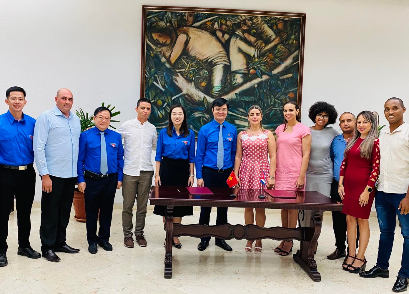 Đoàn đại biểu hai nước chụp ảnh lưu niệm sau buổi hội đàm. Đoàn đại biểu hai nước chụp ảnh lưu niệm sau buổi hội đàm.