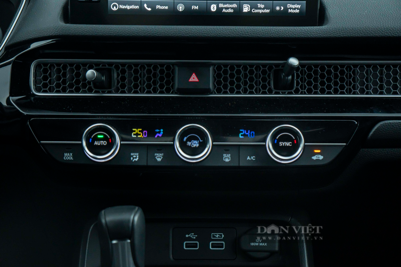 Dù bật điều hòa, tài xế vẫn cần mở hé cửa sổ. Dù bật điều hòa, tài xế vẫn cần mở hé cửa sổ.