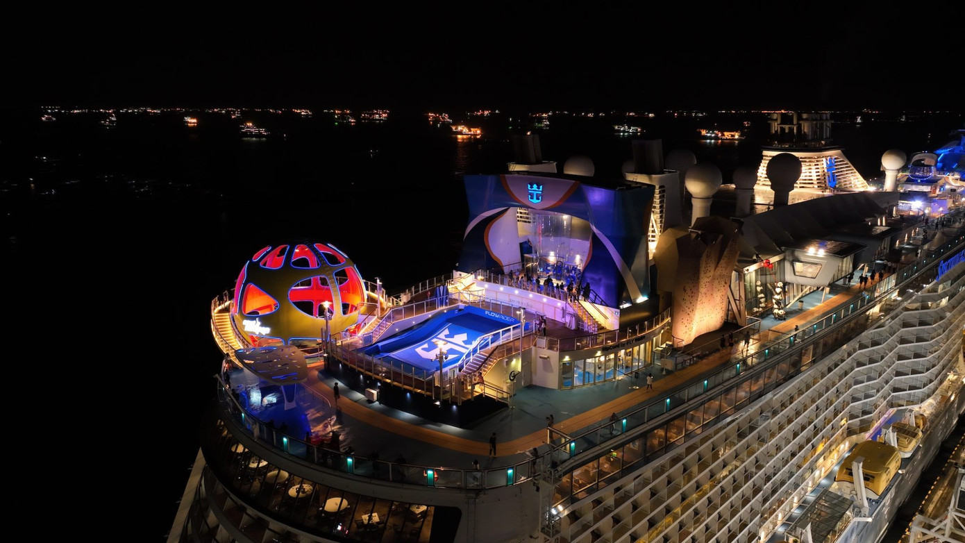 Du thuyền Spectrum of the Seas có kích thước chiều dài 347 m, rộng gần 50 m. Nó nằm trong top 10 siêu phẩm nghỉ dưỡng xa hoa trên biển của thế giới.