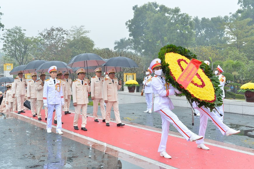 Đoàn đại biểu Đảng ủy Công an Trung ương-Bộ Công an đặt vòng hoa tưởng niệm các Anh hùng, liệt sỹ. (Ảnh: Minh Đức/TTXVN).