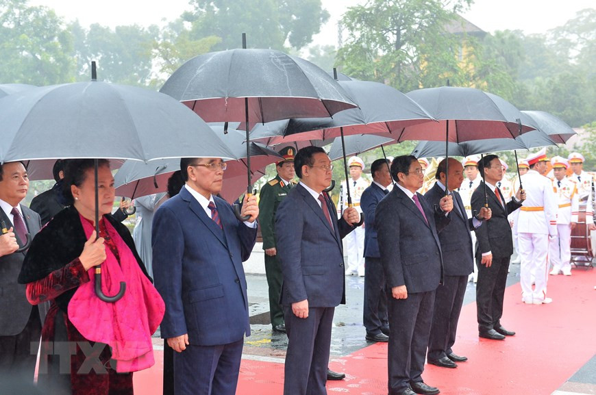 Các đồng chí lãnh đạo, nguyên lãnh đạo Đảng, Nhà nước tưởng niệm các Anh hùng, liệt sỹ. (Ảnh: Minh Đức/TTXVN).