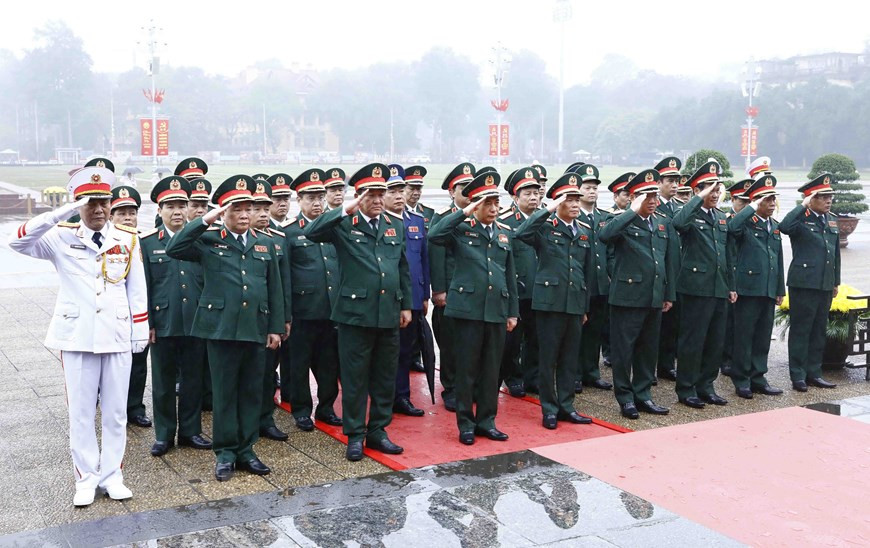 Đoàn đại biểu Quân ủy Trung ương - Bộ Quốc phòng tưởng niệm Chủ tịch Hồ Chí Minh. (Ảnh: An Đăng/TTXVN).