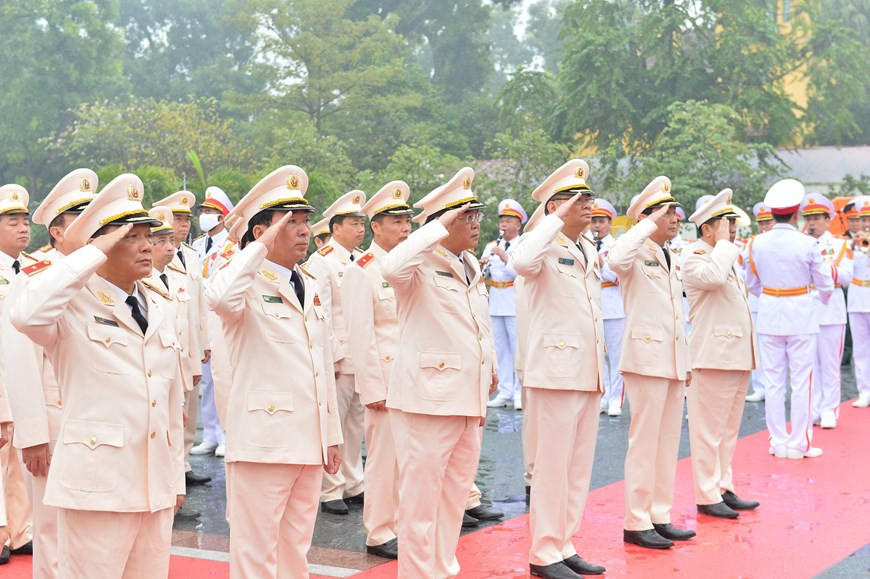 Đoàn đại biểu Đảng ủy Công an Trung ương-Bộ Công an tưởng niệm các Anh hùng, liệt sỹ. (Ảnh: Minh Đức/TTXVN).