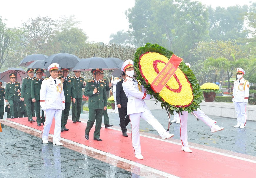Đoàn đại biểu Quân ủy Trung ương-Bộ Quốc phòng đến đặt vòng hoa tưởng niệm các Anh hùng, liệt sỹ. (Ảnh: Minh Đức/TTXVN).