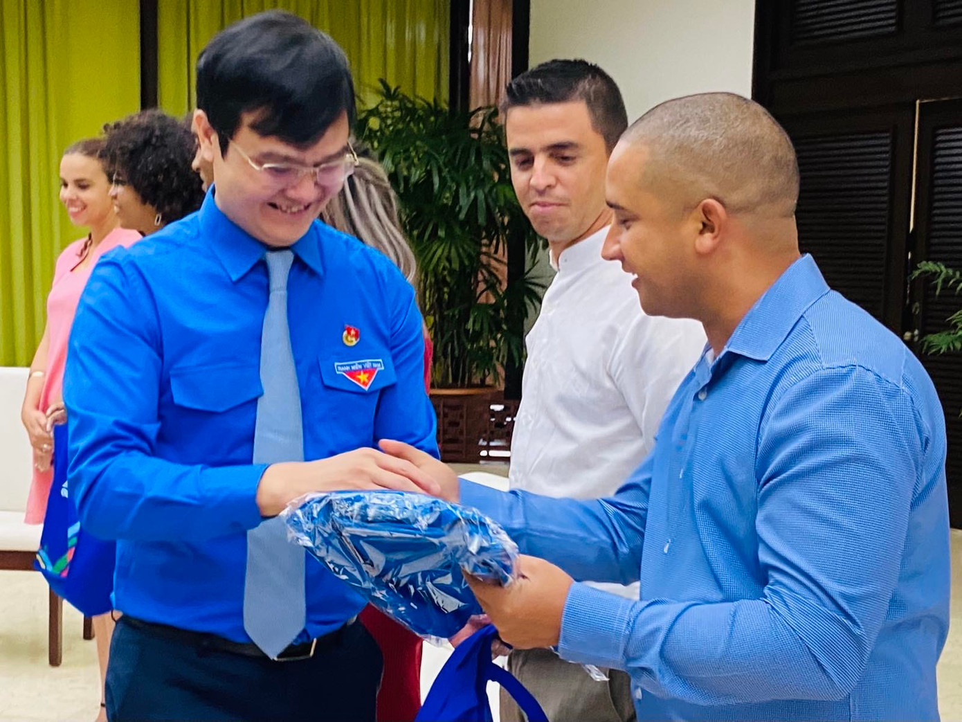 Hai bên trao đổi những món quà cá nhân giản dị, trong đó có chiếc áo xanh tình nguyện. Hai bên trao đổi những món quà cá nhân giản dị, trong đó có chiếc áo xanh tình nguyện.