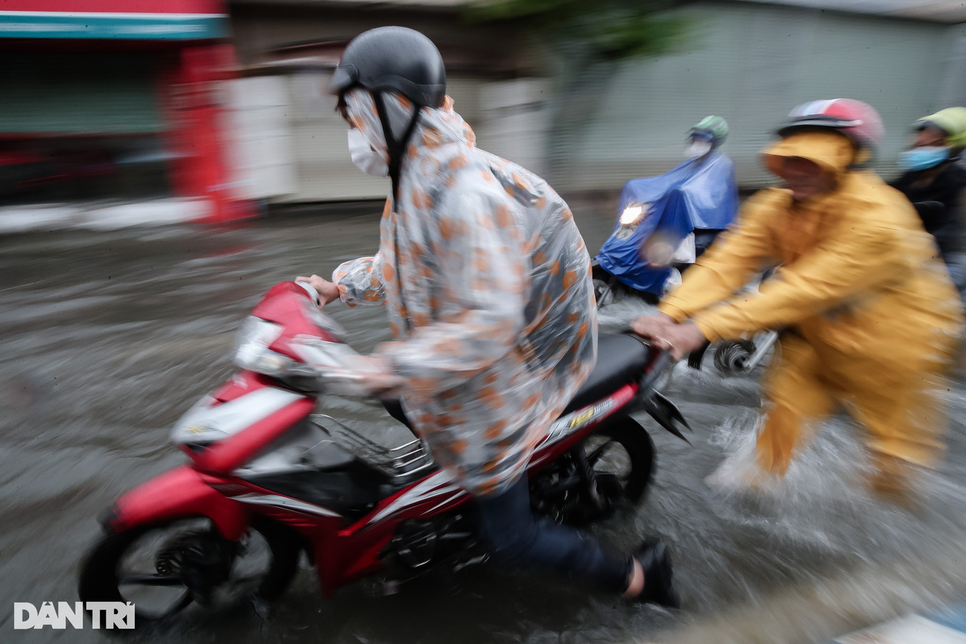 Theo ghi nhận, hầu hết trên các tuyến đường ngập trong chiều 2/7 đều có mặt đội công nhân cấp thoát nước. Trong ảnh, công nhân cấp thoát nước hỗ trợ các phương tiện chết máy di chuyển qua đoạn ngập.
