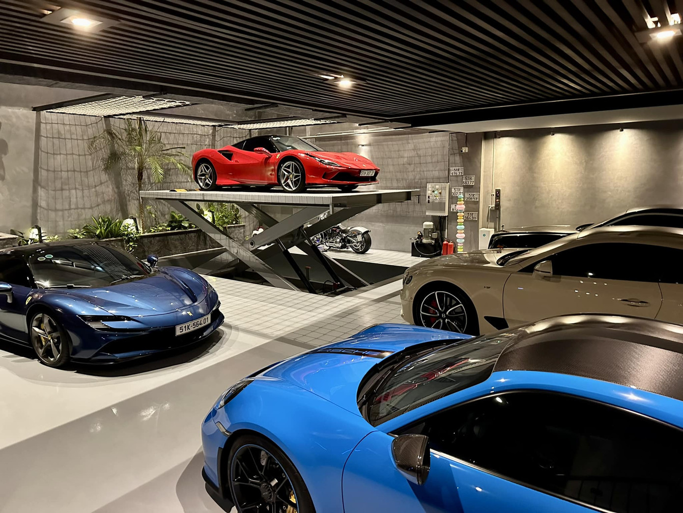 Ferrari F8 Tributo có trong bộ sưu tập của doanh nhân Nguyễn Quốc Cường.