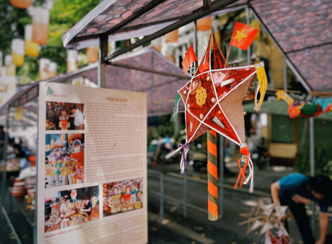 Dù ở bất kể thời điểm nào trong năm, con phố bích họa Phùng Hưng vẫn mang trong mình một vẻ đẹp riêng. Đặc biệt mỗi mùa trăng về, cả con phố tràn ngập sắc màu lung linh của đèn lồng, đèn kéo quân, những chiếc mặt nạ, tò he được nhào nặn bởi bàn tay khéo léo của người nghệ nhân. Đây giống như là nơi mà tâm hồn con người được biểu diễn qua những nét vẽ tinh tế.