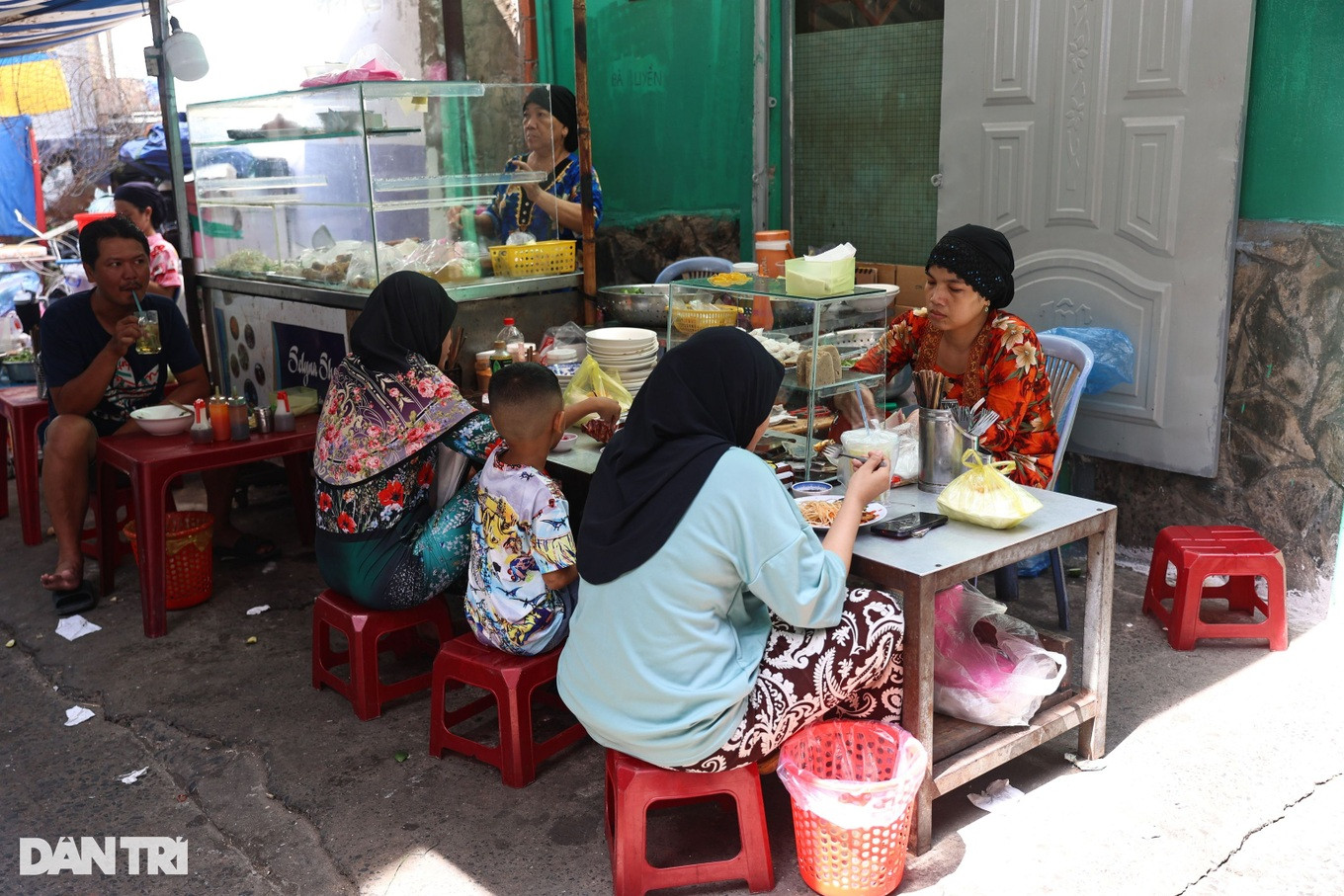 Những quán ăn Halal xuất hiện dọc con hẻm 157 (Ảnh: Diệp Bình).