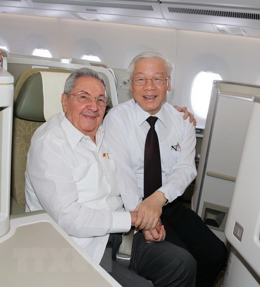 Tổng Bí thư Nguyễn Phú Trọng cùng ông Raul Castro Ruz, Bí thư thứ nhất BCH Trung ương Đảng Cộng sản Cuba, Chủ tịch Hội đồng Nhà nước và Hội đồng Bộ trưởng Cuba trên chuyên cơ Việt Nam đến thăm thành phố Santiago de Cuba, sáng 30/3/2018. (Ảnh: Trí Dũng/TTXVN).