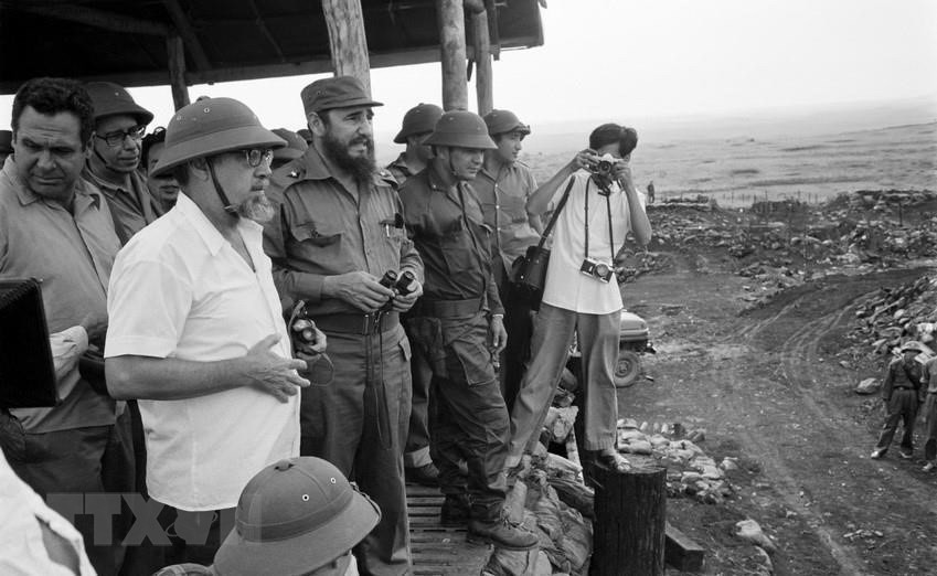 Ông Fidel Castro, Bí thư thứ nhất Ban Chấp hành Trung ương Đảng Cộng sản Cuba, Thủ tướng Chính phủ Cách mạng Cuba thị sát Căn cứ quân sự Tân Lâm-Dốc Miếu trên hàng rào điện tử McNamara, bị quân và dân miền Nam phá hủy, ngày 15/9/1973. (Ảnh: TTXVN)