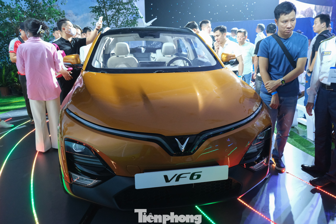 Tại triển lãm, nhà sản xuất cũng trưng bày mẫu crossover cỡ B VF 6. Cả 2 phiên bản của mẫu xe này đều sử dụng động cơ điện và hệ thống dẫn động cầu trước. Ở biến thể cao cấp nhất, phạm vi hoạt động của xe lên đến 399 km cho một lần sạc.