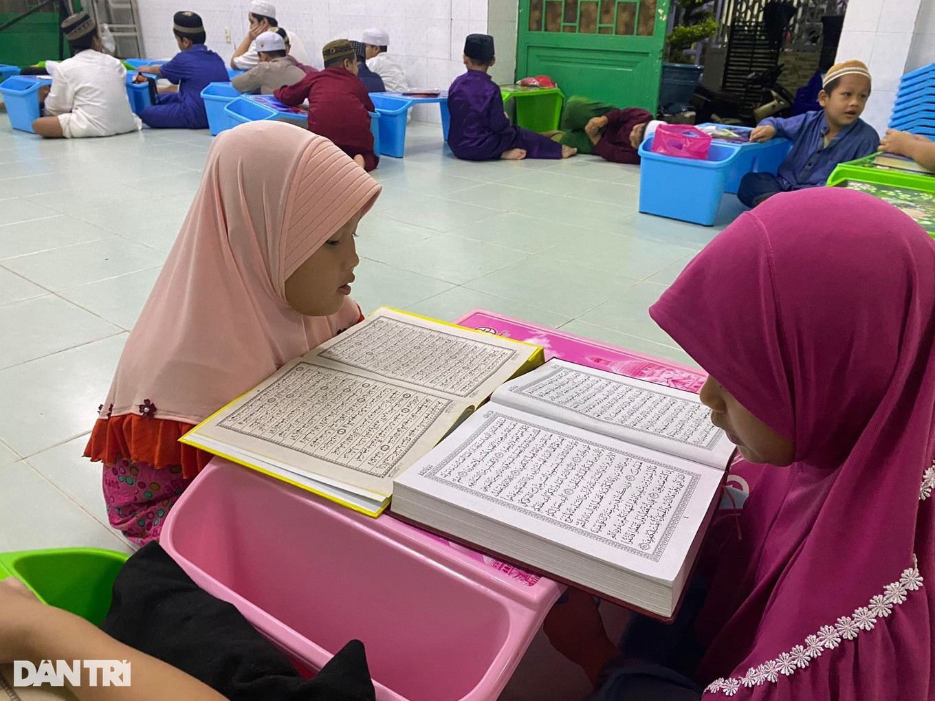 Lớp học ngôn ngữ Chăm là cách cư dân hẻm 157 giữ gìn văn hóa truyền thống (Ảnh: Diệp Bình).