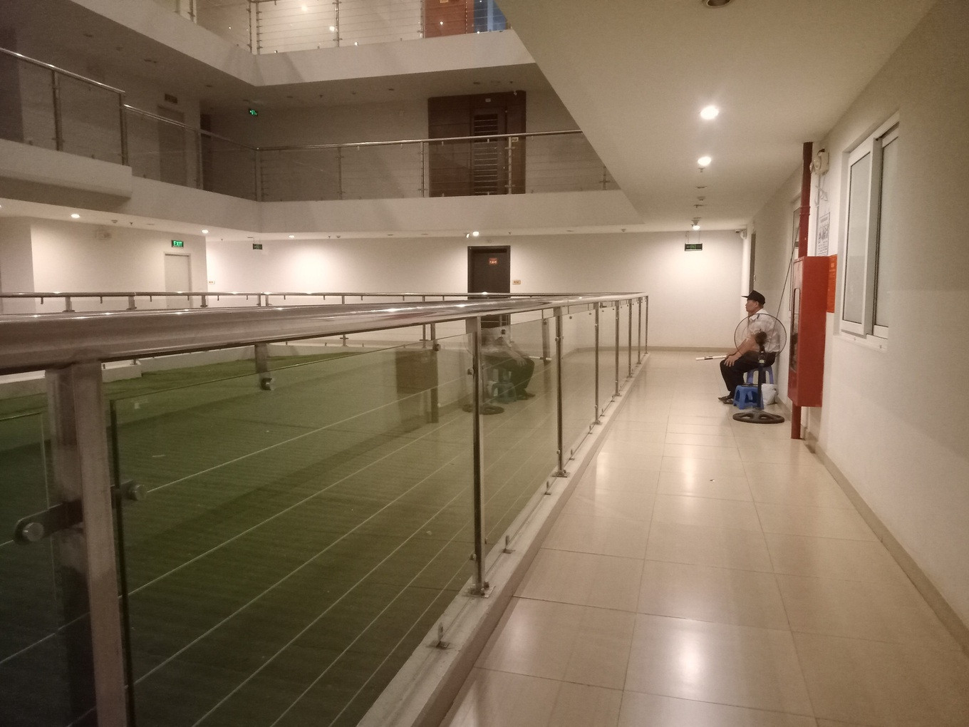 Chung cư cắt cử bảo vệ trực tại tầng 6 tòa B để đảm bảo an toàn cho cư dân (Ảnh: BQT cung cấp). Chung cư cắt cử bảo vệ trực tại tầng 6 tòa B để đảm bảo an toàn cho cư dân (Ảnh: BQT cung cấp).