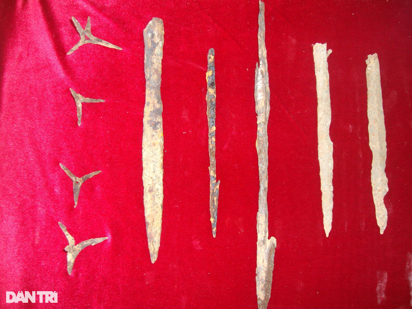 Các hiện vật kim loại như mũi tên, đinh sắt được tìm thấy ở khu vực Đàn tế Nam Giao.