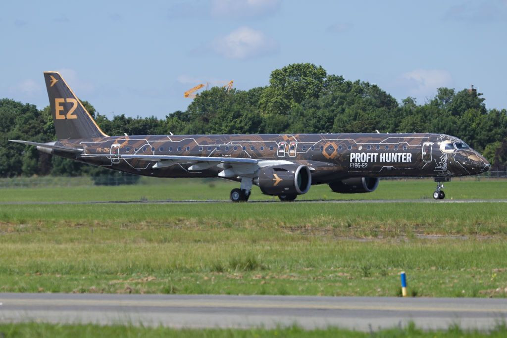 Cận cảnh máy bay Embraer E-195E2.