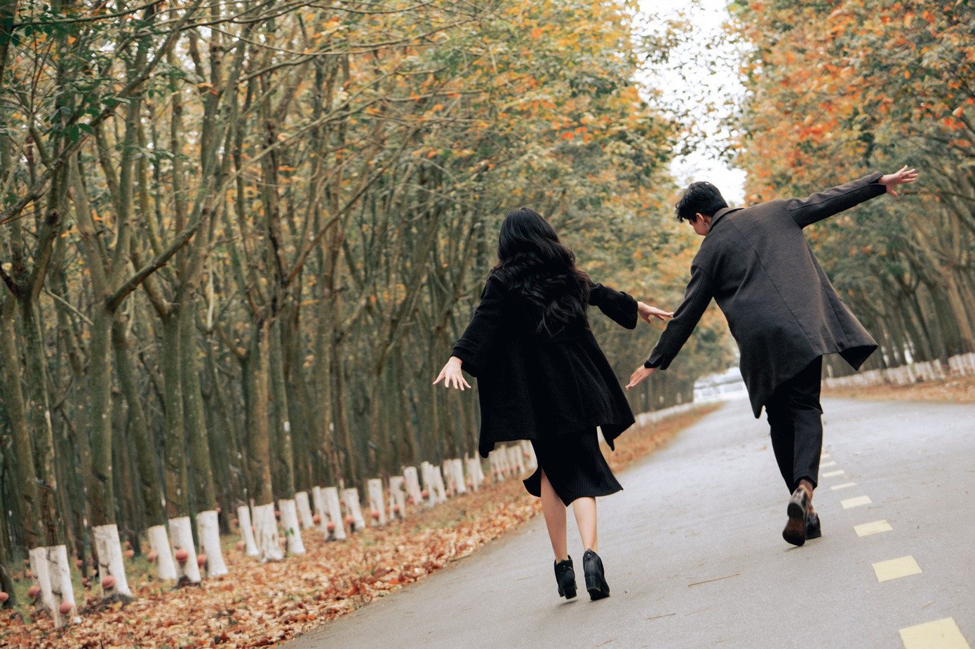 Khu vực này là rừng cao su nên du khách vào thăm không mất vé. Để phù hợp bối cảnh, anh Phát thường chọn trang phục mùa đông cho khách hàng, tuy nhiên, thực tế thời tiết ở đây khá nóng bức. Theo anh Phát, du khách nên mang theo nước mát để giải nhiệt, chuẩn bị sẵn dù phòng những cơn mưa bất chợt.