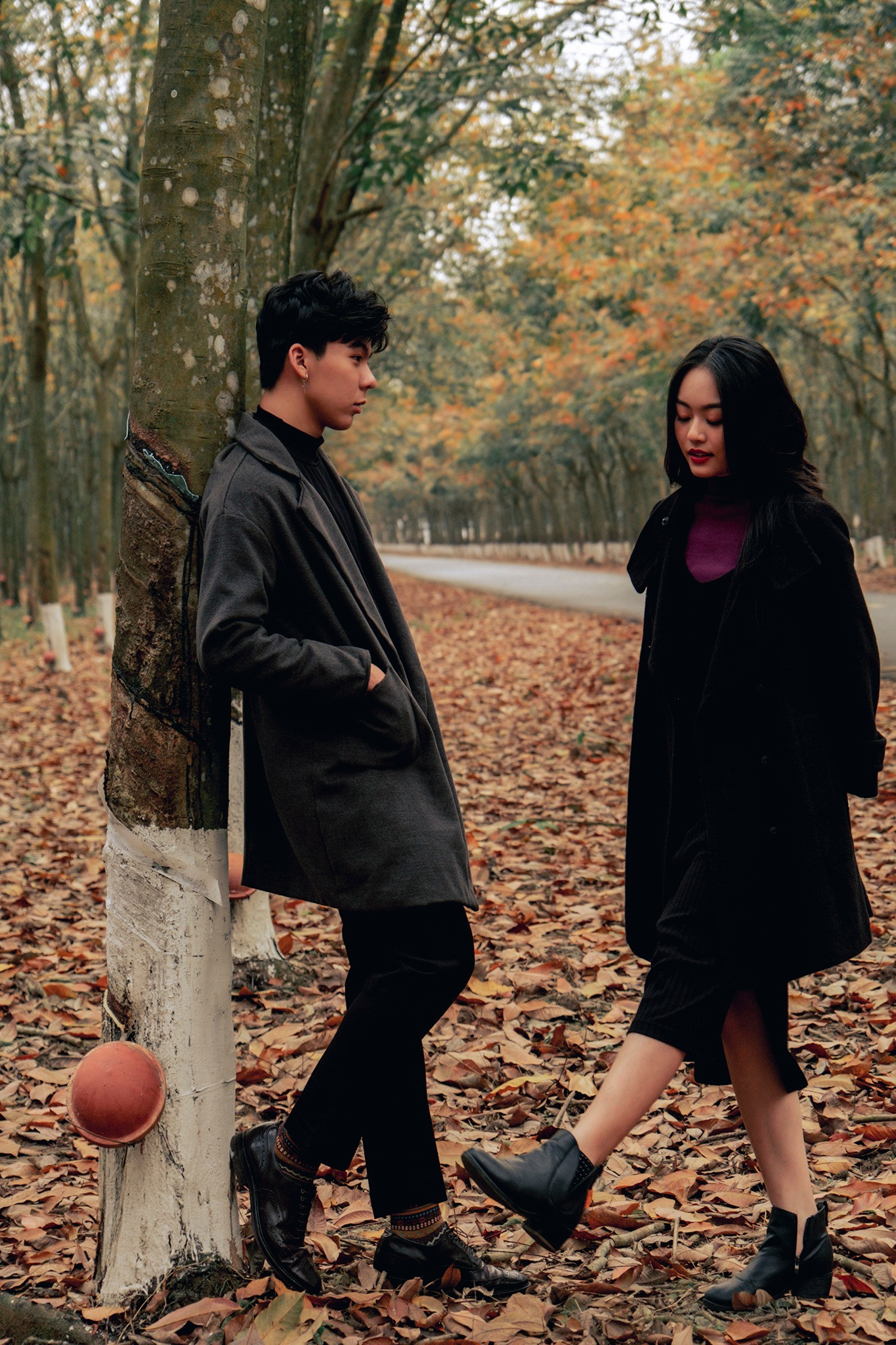 "Tôi đã có 5 năm chụp hình mùa thay lá tại rừng cao su này. Tới mùa, hàng ngàn cây cao su đồng loạt đổi màu tạo nên một bối cảnh rất tình, rất thơ, hợp với những bộ hình lãng mạn. Đây là địa điểm chụp ảnh mà các cặp đôi đặc biệt yêu thích, nhất là khi không có điều kiện di chuyển tới Đà Lạt hay các tỉnh Tây Nguyên", anh Phát cho biết.