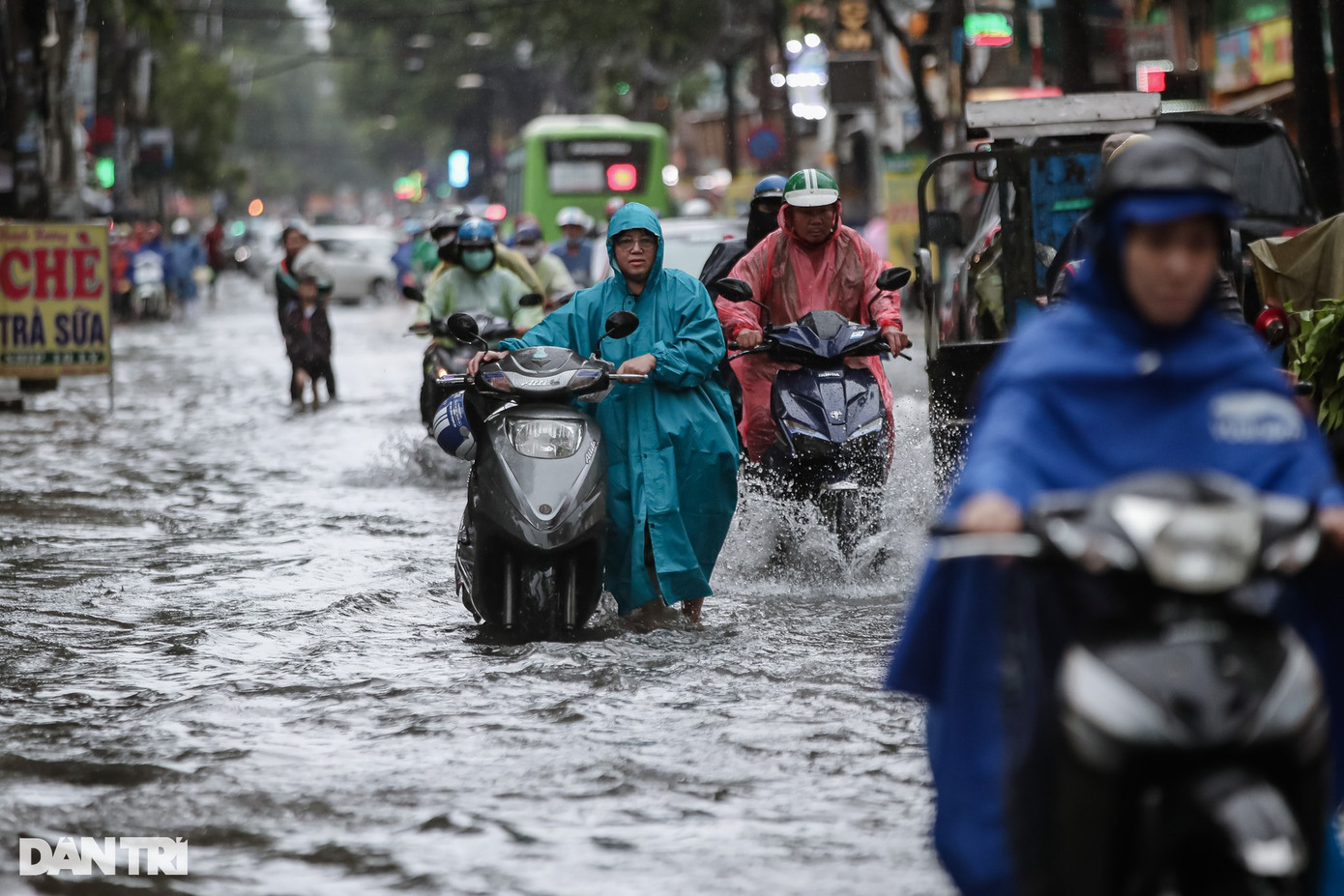 Ghi nhận trên đường Lê Văn Thọ (quận Gò Vấp), mưa lớn khiến nước ngập sâu, nhiều phương tiện chết máy phải dẫn bộ.
