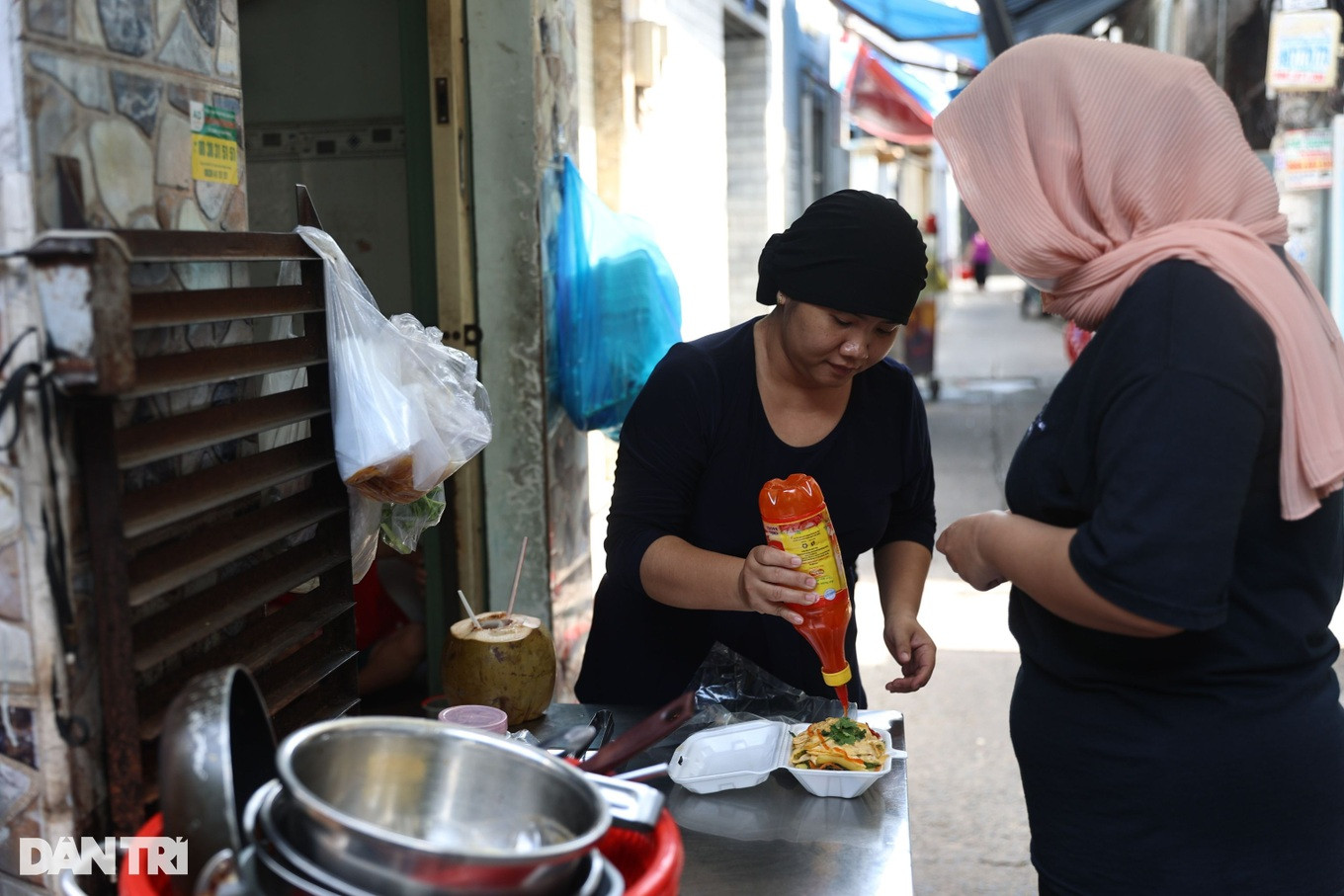 Người dân tranh thủ mua thức ăn Halal cho buổi trưa (Ảnh: Diệp Bình).