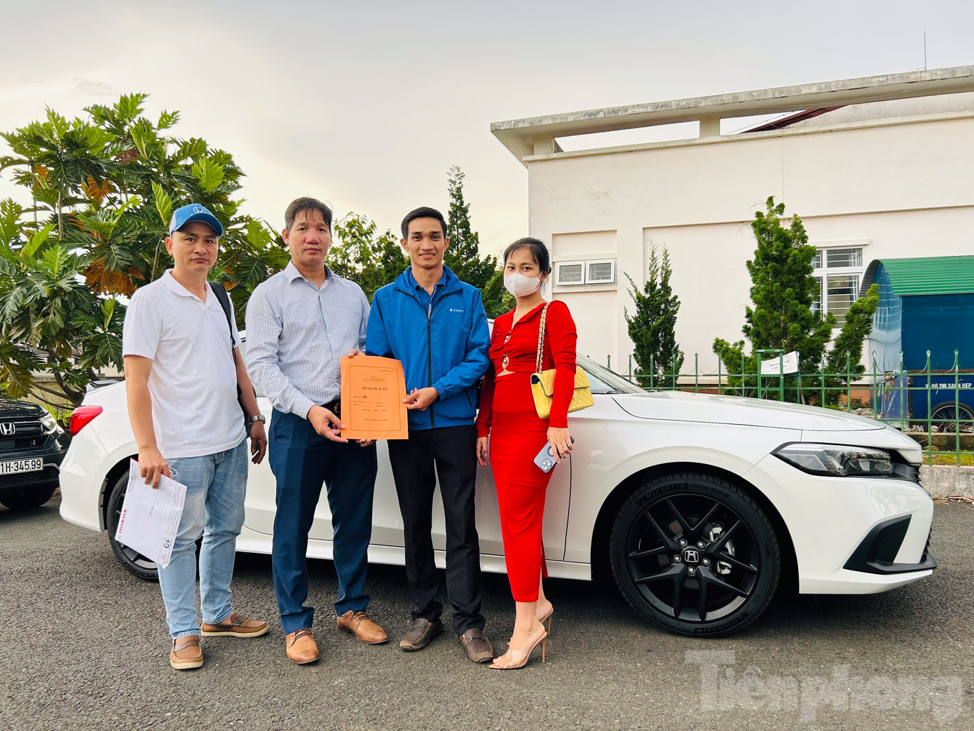 Đại diện Honda Việt Nam và đại lý Honda Võ Văn Kiệt đều có mặt trong buổi bàn giao xe mới.